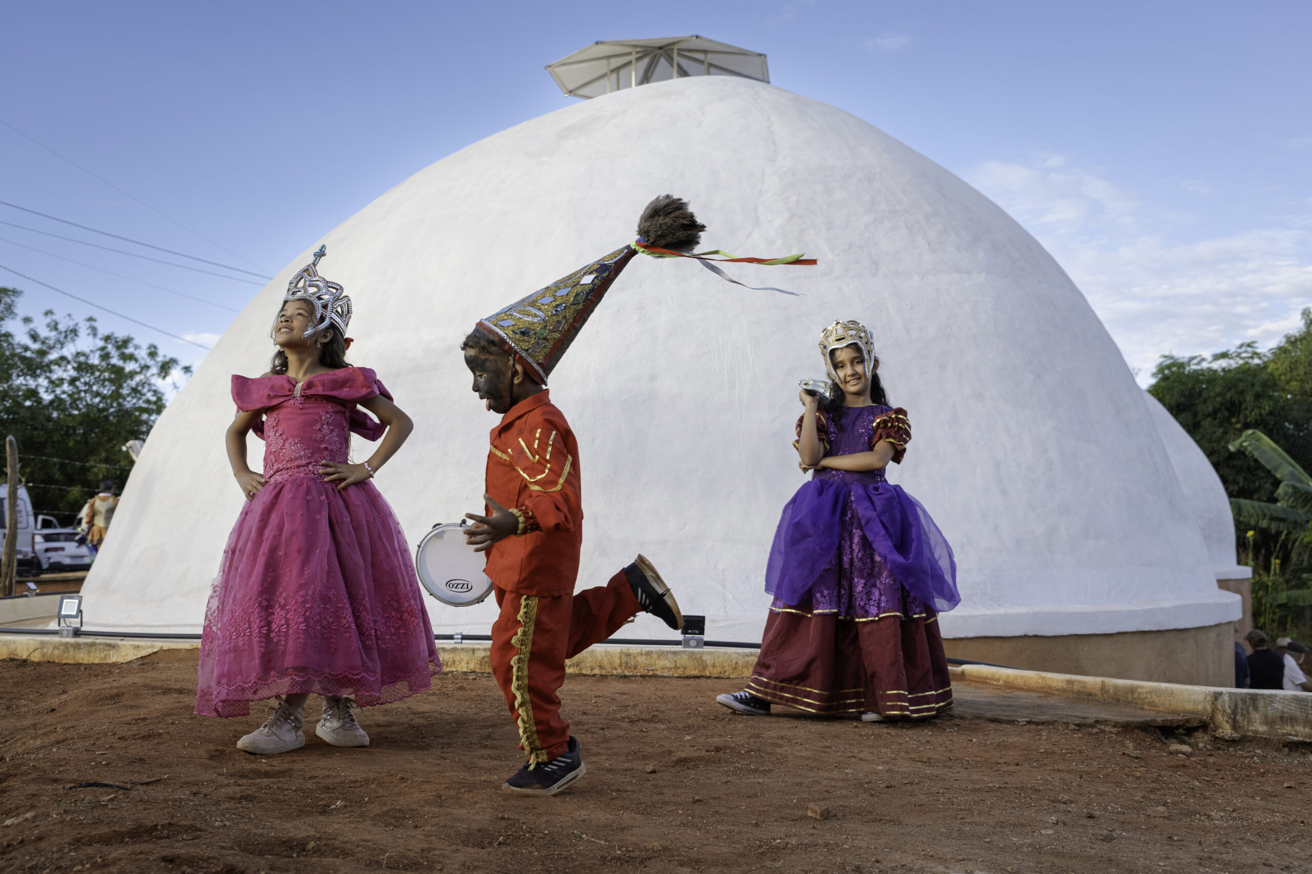 O Centro Cultural do Cariri foi parceiro da inauguração do Ponto de Memória Museu-Vivo das Marrecas Kariri, realizada no dia 3 de julho de 2026. Fruto de uma iniciativa comunitária, o museu nasce com o propósito de preservar a memória do povo Kariri e fortalecer as relações entre território, cultura e ancestralidade. O espaço reúne uma exposição de artefatos da antiga comunidade e uma área destinada a atividades artístico-culturais, compreendendo a terra, as árvores, as pessoas, as aves e a água como elementos constituintes do patrimônio e da experiência museológica. A ação reafirma o compromisso com a valorização das memórias coletivas, dos saberes tradicionais e das iniciativas de preservação cultural no Cariri. Crato, 3 de julho de 2026. Foto: Samuel Macedo.