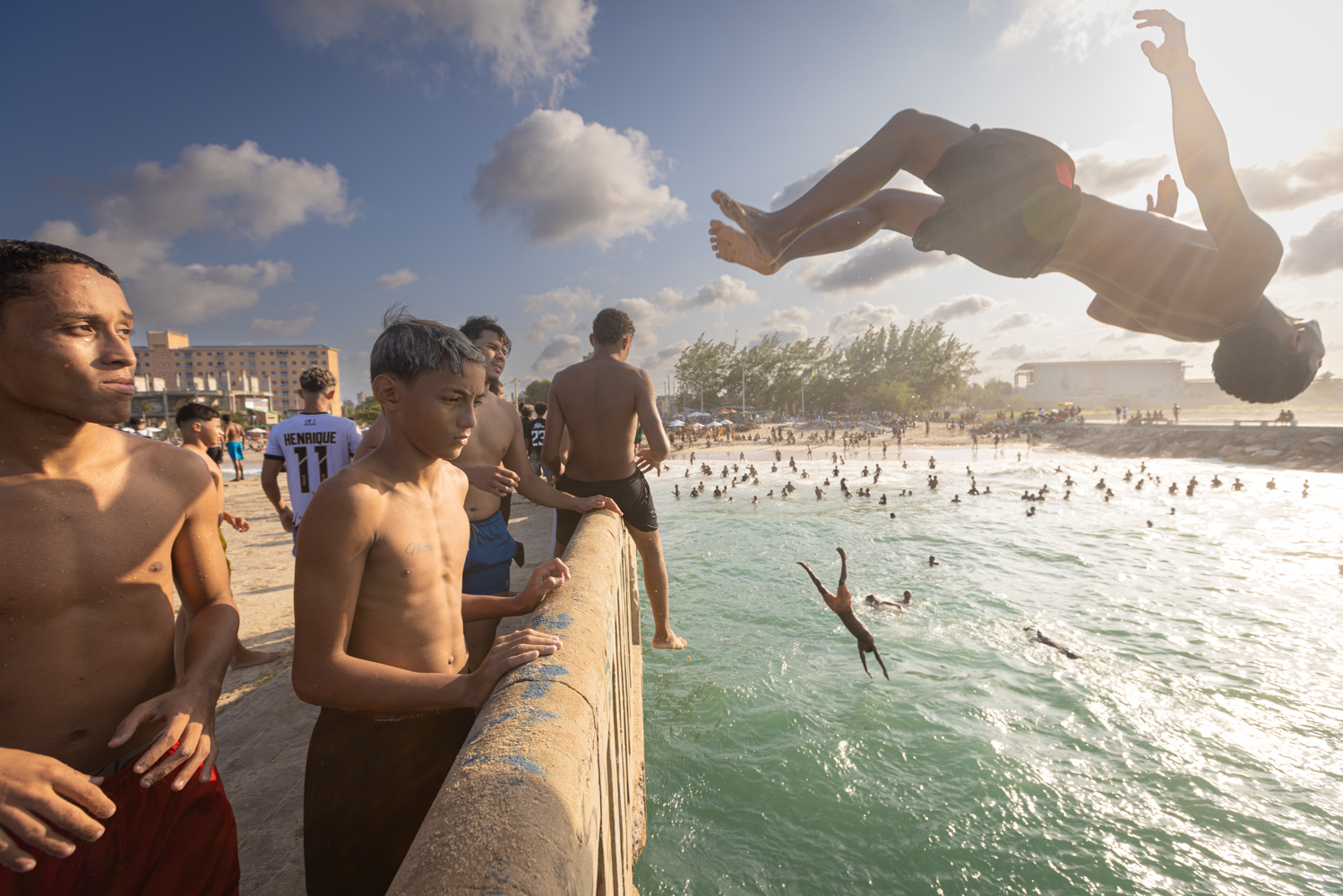 Meninos no Poço da Draga em Fortaleza.